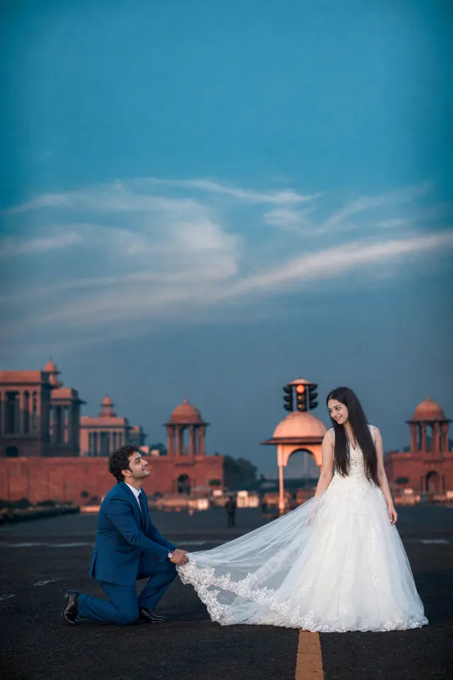On one knee at Raisina Hill: a couple photographed at Raisina Hill, Delhi