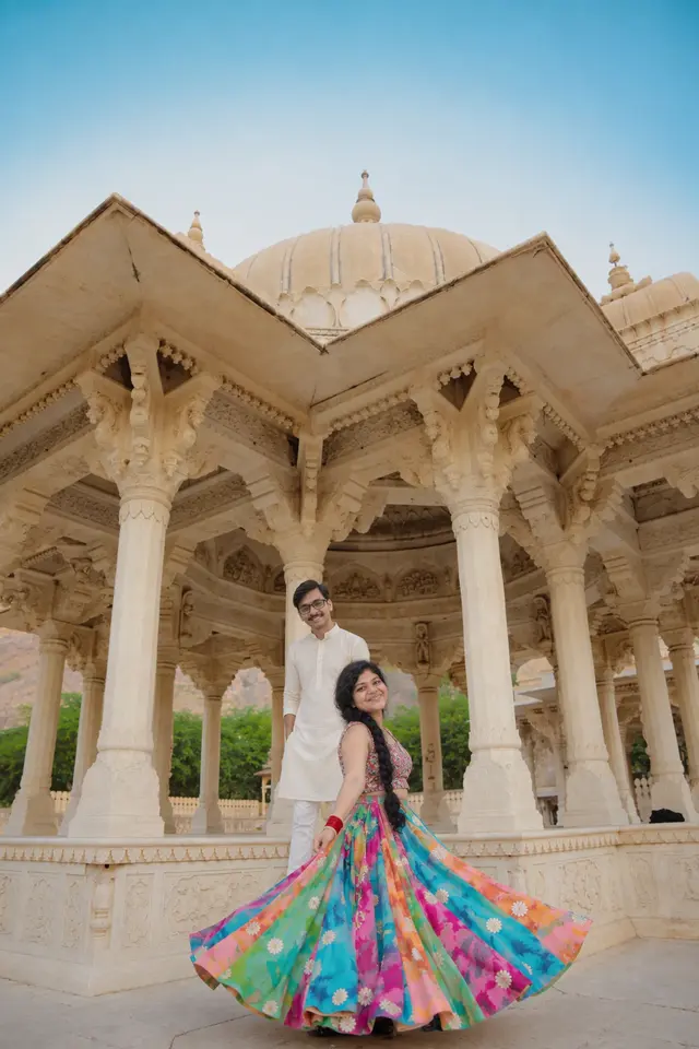 Twirl under the chhatri: a couple photographed at Gaitore ki Chhatriyan, Jaipur