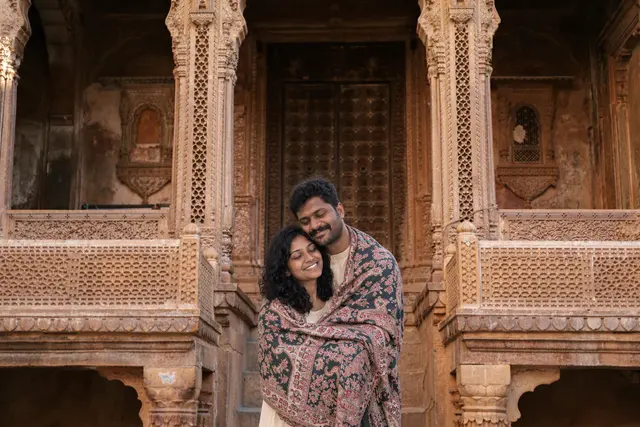 Wrapped in a shawl: a couple photographed at Patwon ki Haveli, Jaisalmer