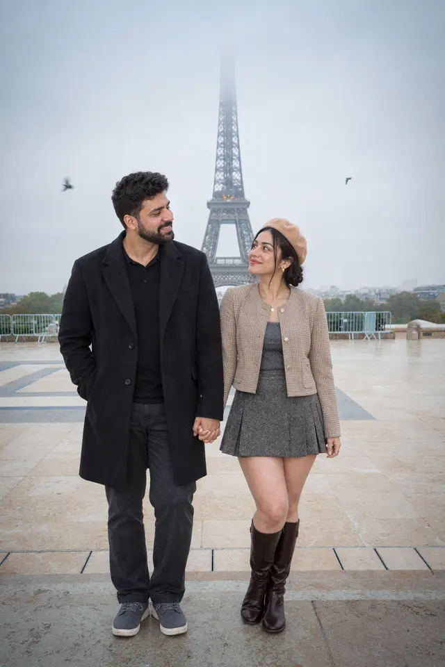 Holding hands in Paris: a couple photographed at Trocadéro, Paris